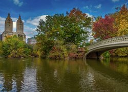 Nowy Jork, Manhattan, Central Park, Budynek Eldorado, Drzewa, Jezioro, Most, Stany Zjednoczone