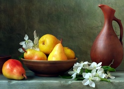 Ceramiczna misa z gruszkami, białe kwiaty i dzbanek