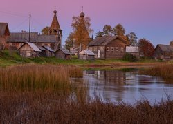 Cerkiew i domy nad stawem