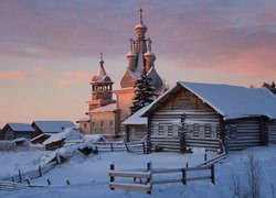 Cerkiew i domy we wsi Kimzha zimą
