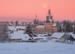 Rosja, Obwód archangielski, Wieś Kimzha, Domy, Cerkiew, Zima, Drzewa