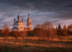Cerkiew i jesienne drzewa w Dunilovie