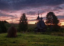 Cerkiew na łące pod zachmurzonym niebem