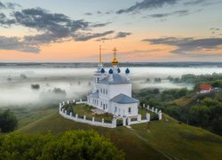 Cerkiew, Wzgórza, Niebo, Chmury, Lasy, Domy, Mgła