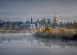 Rzeka Kamienka, Drzewa, Mgła, Zarośla, Jesień, Domy, Cerkiew, Suzdal, Obwód włodzimierski, Rosja