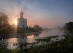 Cerkiew Opieki Matki Bożej, Rzeka Nerl, Mgła, Drzewa, Wschód Słońca, Bogolubowo, Obwód włodzimierski, Rosja