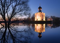 Oświetlona, Cerkiew Opieki Matki Bożej, Drzewa, Rzeka Nerl, Bogolubowo, Obwód włodzimierski, Rosja