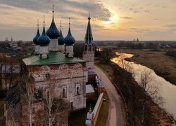 Cerkiew nad rzeką o wschodzie słońca