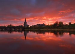 Cerkiew nad rzeką o zachodzie słońca