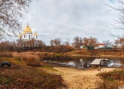 Cerkiew nad rzeką Tsną River w rosyjskiej miejscowości Morszansk