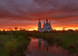 Cerkiew nad rzeką Ustya o zachodzie słońca