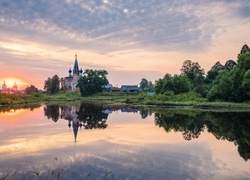 Rosja, Dunilovo, Wschód słońca, Wieś, Cerkiew, Domy, Drzewa, Rzeka