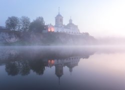 Cerkiew nad rzeką we mgle