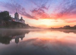 Cerkiew nad zamgloną rzeką o poranku