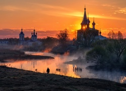 Rosja, Dunilovo, Cerkiew, Wschód słońca, Mgła, Drzewa, Rzeka, Wędkarz
