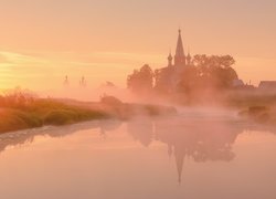 Cerkiew nad zamgloną rzeką Teza we wsi Dunilovo