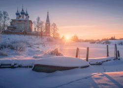 Cerkiew nad zaśnieżoną rzeką Teza w Dunilovie