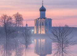 Drzewa, Cerkiew Opieki Matki Bożej, Rzeka Nerl, Mgła, Odbicie, Bogolubowo, Obwód włodzimierski, Rosja