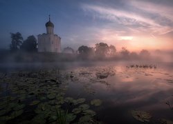 Cerkiew Opieki Matki Bożej nad rzeką Nerl o wschodzie słońca