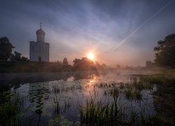 Rzeka Nerl, Brzeg, Cerkiew Opieki Matki Bożej, Drzewa, Szuwary, Wschód słońca, Bogolubowo, Obwód włodzimierski, Rosja