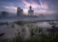 Cerkiew Opieki Matki Bożej, Rzeka Nerl, Drzewa, Mgła, Okolice Bogolubowa, Obwód włodzimierski, Rosja
