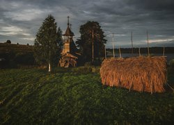 Cerkiew pośród drzew na łące