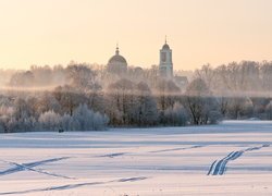 Zima, Drzewa, Las, Cerkiew, Domy, Mgła, Śnieg, Ślady