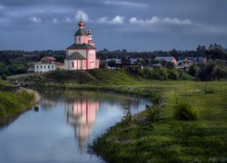 Rzeka Kamienka, Drzewa, Trawa, Odbicie, Cerkiew św. Eliasza, Suzdal, Obwód włodzimierski, Rosja