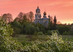Cerkiew w Debolovskoye pod zaróżowionym niebem