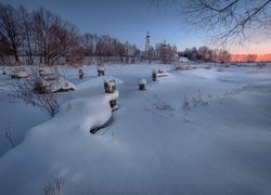 Zima, Śnieg, Drzewa, Kołki, Trawa, Cerkiew