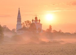 Cerkiew w porannym słońcu