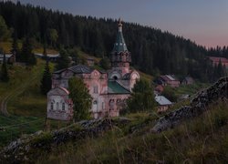 Cerkiew, Domy, Drzewa, Wieś Kyn, Kraj Permski, Rosja