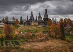 Cerkiew w wiosce pod ciemnymi chmurami