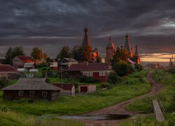 Rosja, Obwód Archangielski, Wieś, Nyonoksa, Domy, Cerkiew, Drzewa, Droga, Rzeka, Most, Chmury, Świt, Poranek