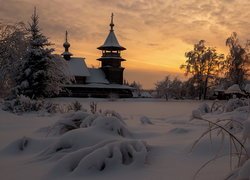Cerkiew wśród drzew w zimowej scenerii