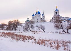 Cerkiew z niebieskimi kopułami w zimowej szacie