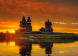 Cerkwie na wyspie Kiży na jeziorze Onega o zachodzie słońca