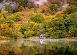 Chata na brzegu jeziora w angielskim Parku Narodowym Lake District