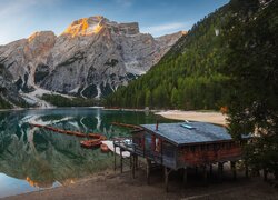 Włochy, Południowy Tyrol, Jezioro, Pragser Wildsee, Lago di Braies, Góry Dolomity, Pomost, Drewniany, Domek, Łódki, Drzewa