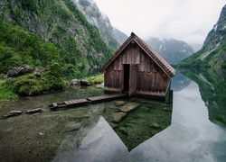 Niemcy, Bawaria, Park Narodowy Berchtesgaden, Dom, Jezioro Obersee, Kamienie, Góry Alpy, Drzewa, Mgła