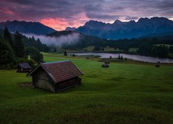 Góry Alpy, Jezioro Geroldsee, Miejscowość Krun, Bawaria, Niemcy, Las, Mgła, Domki, Zachód słońca, Chmury