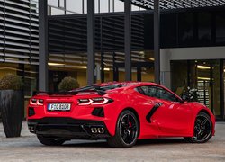 Chevrolet Corvette Stingray przed budynkiem