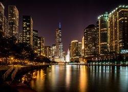 Stany Zjednoczone, Stan Illinois, Chicago, Miasto nocą, Rzeka Chicago, Wieżowce, Willis Tower