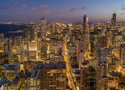 Chicago z drapaczami chmur o zmierzchu