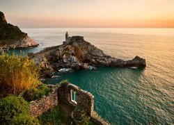 Miasteczko Portovenere, Chiesa di San Pietro, Kościół św Piotra, Wybrzeże, Morze Liguryjskie, Skały, Liguria, Włochy