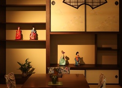Chińskie figurki ustawione na półkach