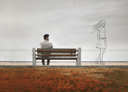 Chłopak siedząc na ławce wspomina dziewczynę
