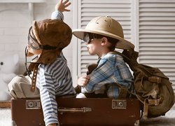 Chłopcy bawiący się w pilotów