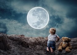 Chłopiec patrzący na księżyc