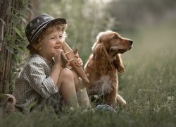 Chłopiec w kapeluszu i cocker spaniel angielski